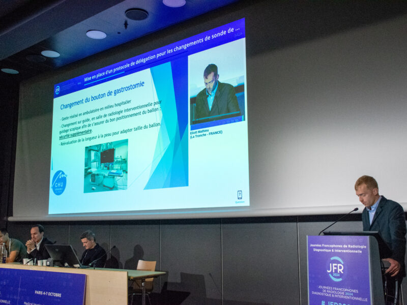 Eliott Mathieu, radiologue au CHU de Grenoble, lors d’une session des Journées francophones de radiologie 2024 sur les protocoles de coopération.