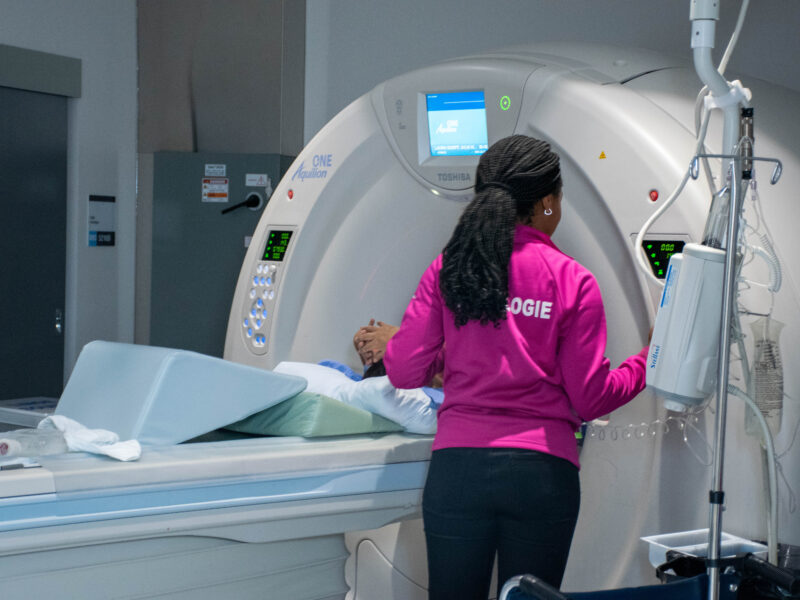 Reportage Centre hospitalier de l'Université de Montréal - manip au scanner avec injection