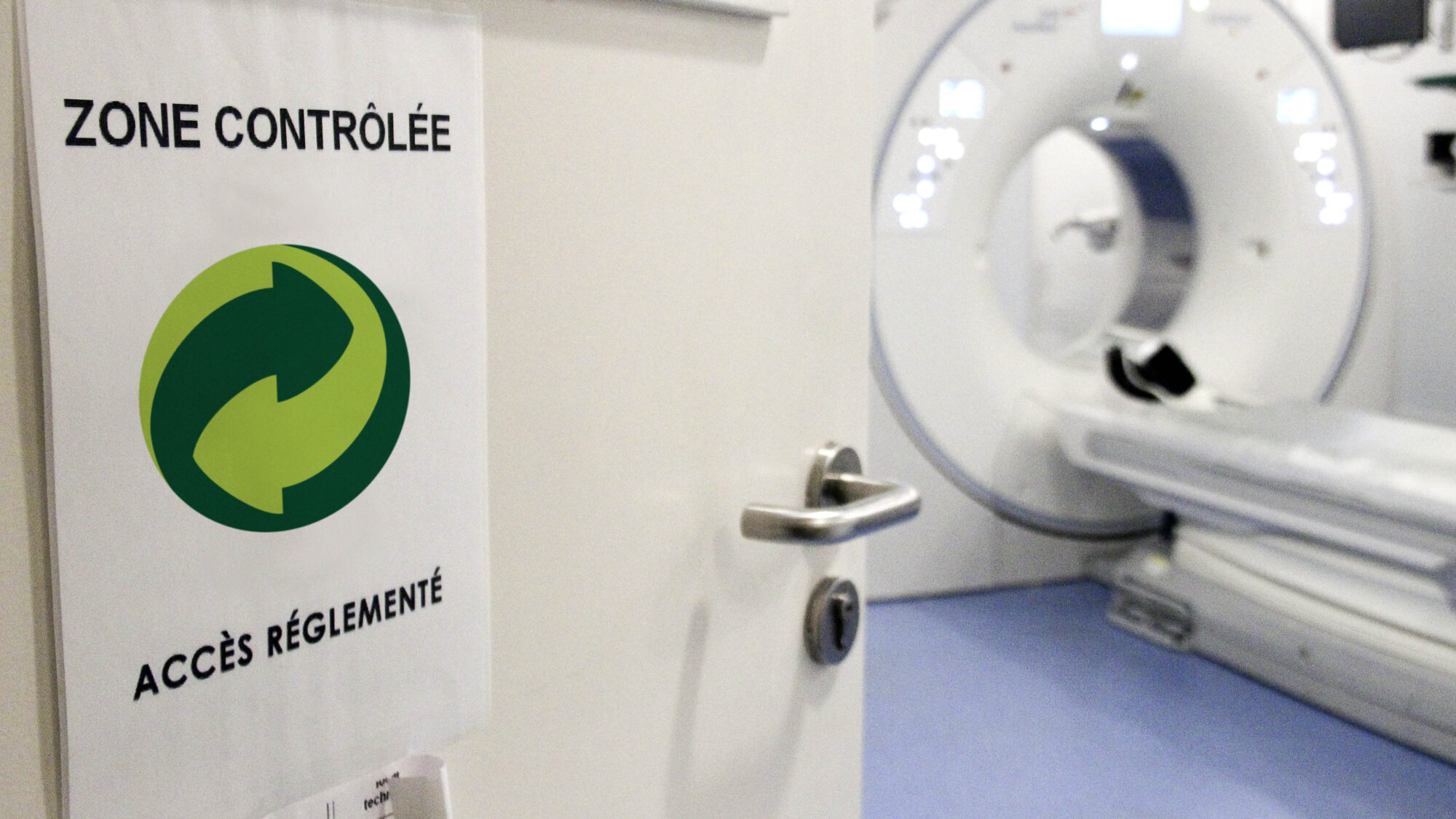 Entrée salle scanner avec logo recyclage. Développement durable, écologie.