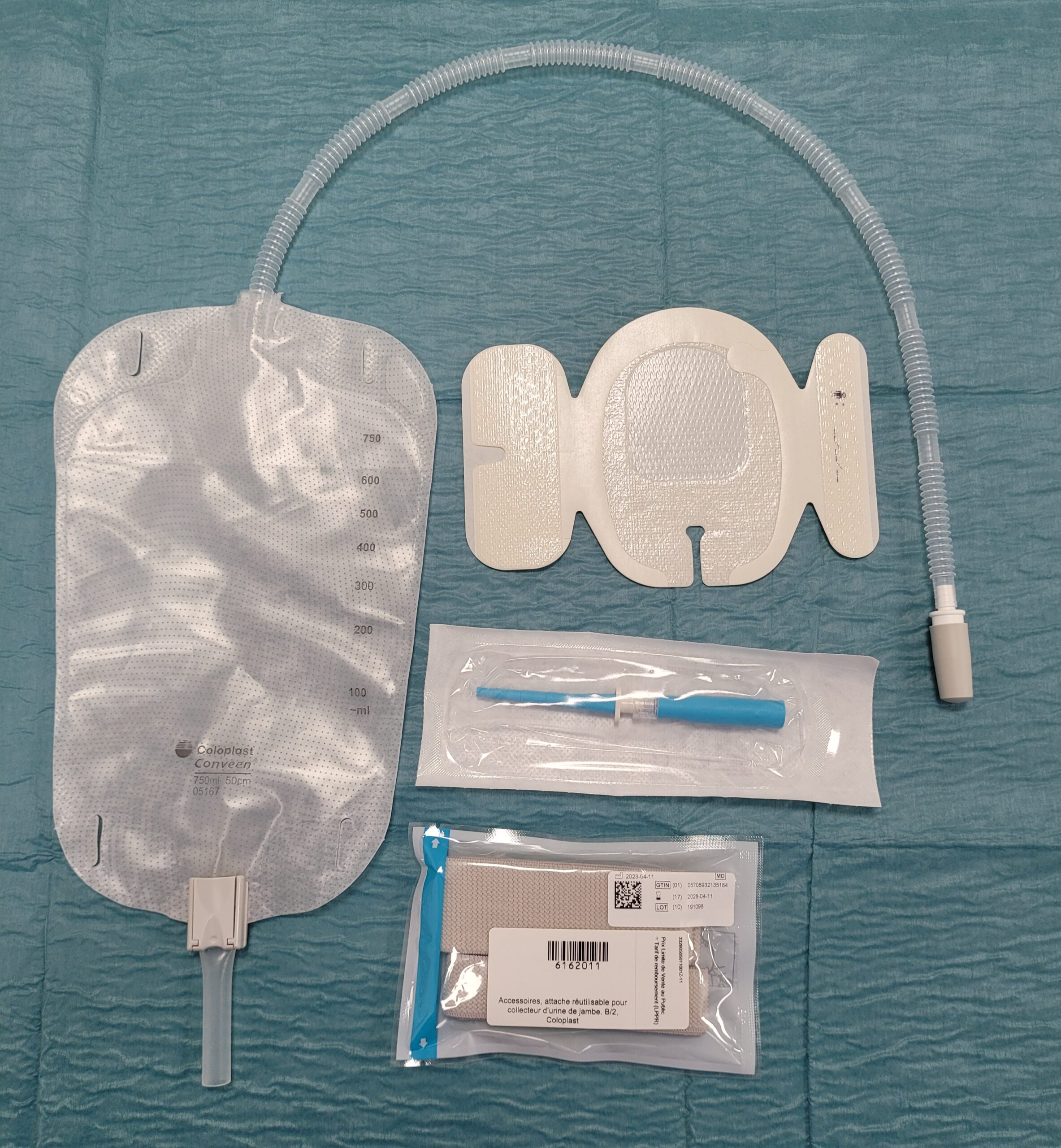Poches urinaires stériles, raccords coniques souples, luer lock, pansements plastifiés transparents pour le changement de sonde de néphrostomie.