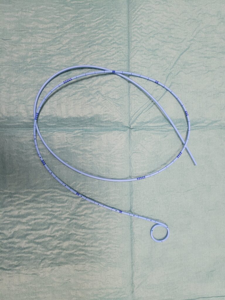 Les sondes mono J sont des sondes stériles, en J de 7 F à 12 F (en général 7 F) de 90 cm polytrouées sur 18 m, sans luer lock ni système de verrouillage. On la coupe pour l’ajuster au patient, on laisse environ 10 cm en sortie de stomie digestive ou d’urétérostomie. Elles n’ont pas de rigidification pour aider à la pose.