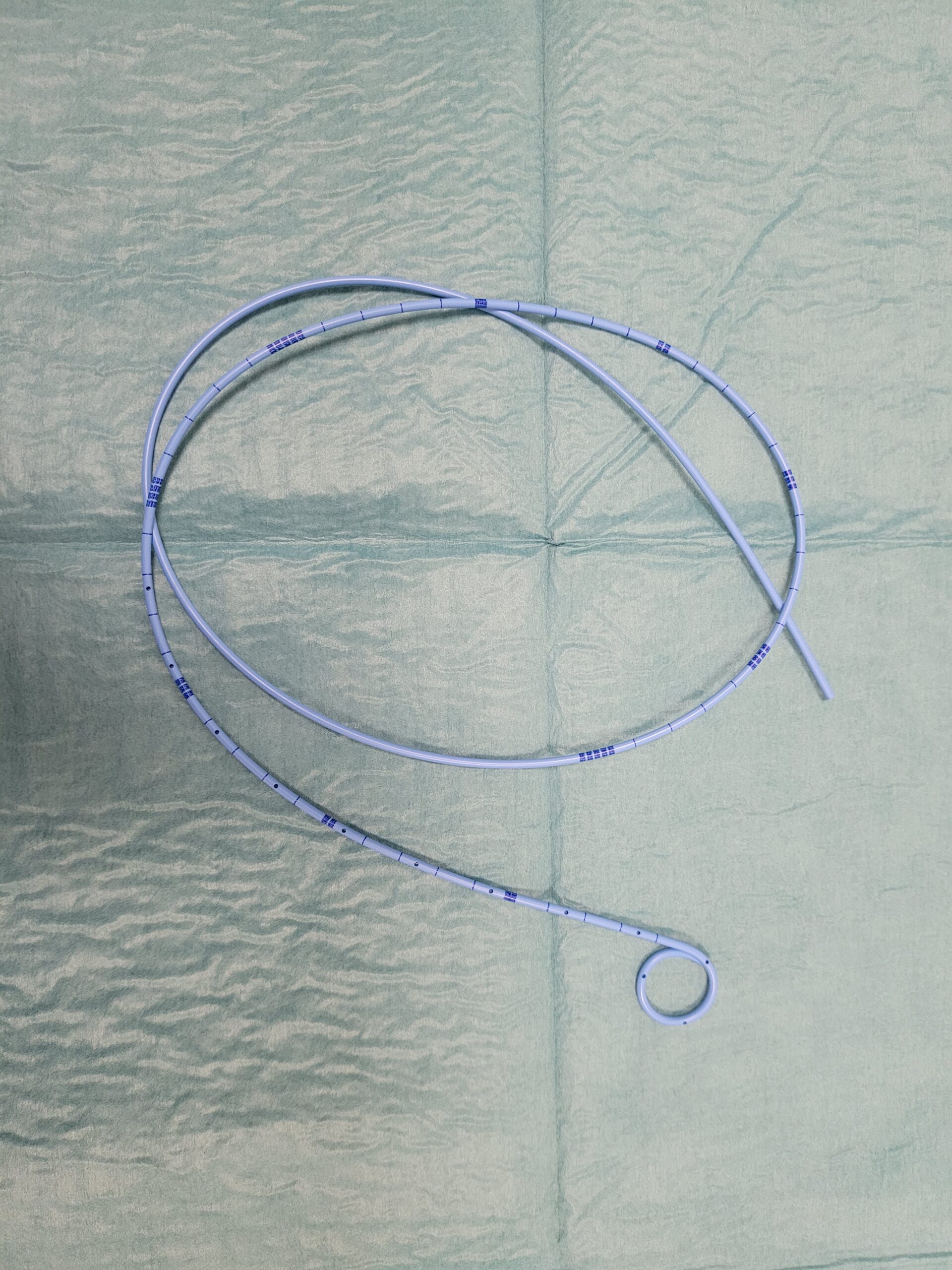 Les sondes mono J sont des sondes stériles, en J de 7 F à 12 F (en général 7 F) de 90 cm polytrouées sur 18 m, sans luer lock ni système de verrouillage. On la coupe pour l’ajuster au patient, on laisse environ 10 cm en sortie de stomie digestive ou d’urétérostomie. Elles n’ont pas de rigidification pour aider à la pose.
